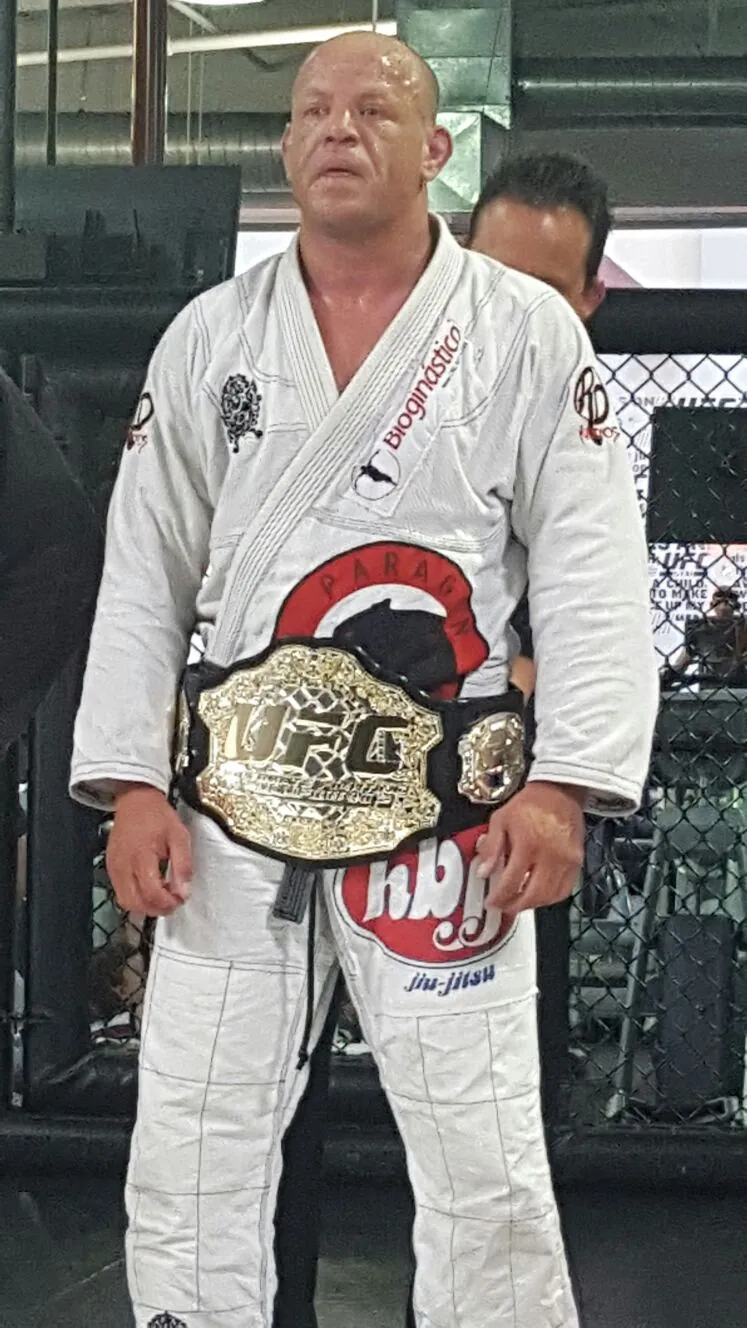 Sensei Rodrigo Antunes teaching